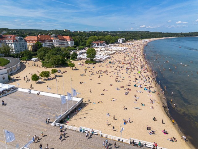 Takie tłumy mogliśmy zobaczyć na sopockiej plaży w poprzednią sobotę. Dla wielu osób oznacza to możliwość dodatkowego zarobku.