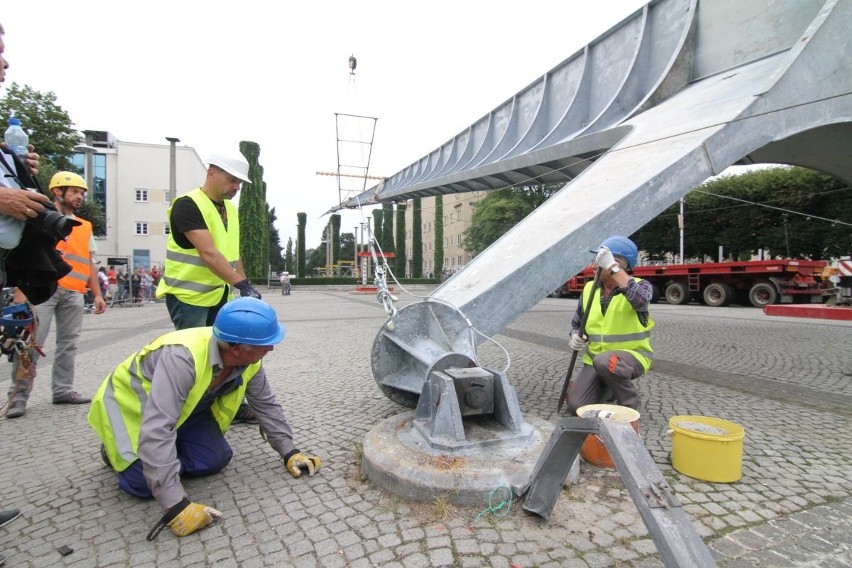 Udało się! Iglica położona przed Halą Ludową [ZDJĘCIA]