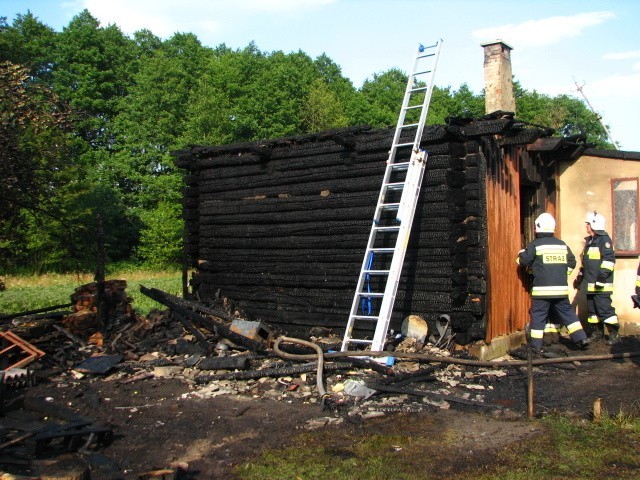 Smyków. Groźny pożar drewnianego domu. W akcji ranny został strażak [ZDJĘCIA]