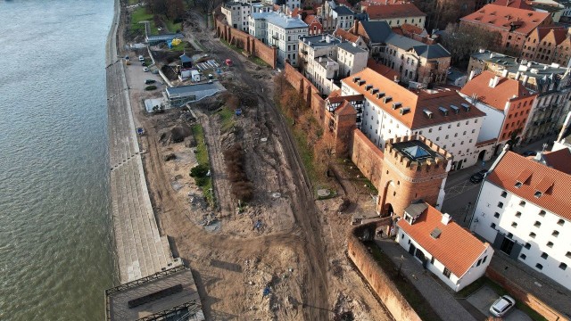 Na razie nie wiadomo, o ile wydłuży się remont Bulwaru Filadelfijskiego. Obecnie prace są wstrzymane przez kolejne znaleziska archeologiczne.