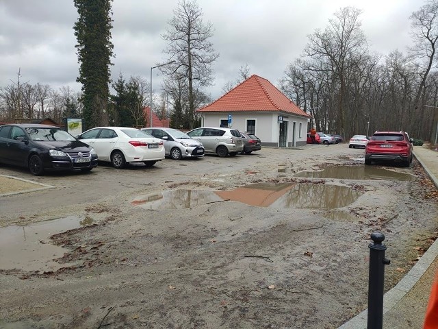 Tak wyglądał parking przy Parku Książęcym w Zatoniu. Teraz stan nawierzchni ma ulec poprawie. 14 marca 2022 r. ruszyły prace remontowe