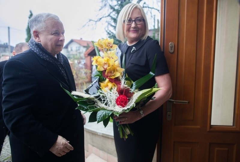 Prezes PiS na schodach domu wręczył Joannie Kopcińskiej...