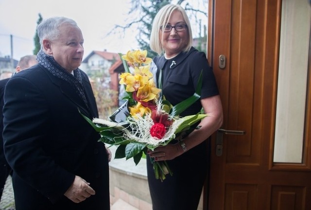 Prezes PiS na schodach domu wręczył Joannie Kopcińskiej bukiet kwiatów.