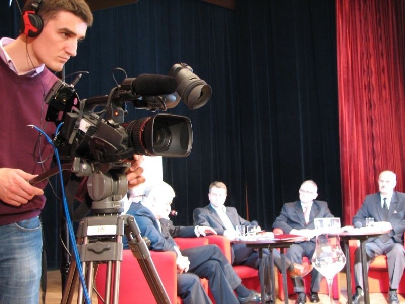Transmisje z debaty przeprowadzila lokalna telewizja kablowa
