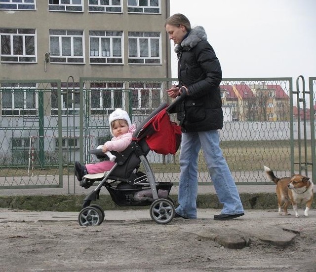 Monika Piórkowska cieszy się z planowanego remontu chodnika przy ul. Północnej. - Wózek w tym miejscu cały czas podskakuje. Dziecko tu nie pośpi - śmieje się mama rocznej Zuzi.
