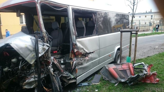 Osiem osób zostało poszkodowanych w wypadku, do którego doszło rano przy ulicy Fabrycznej w Brzegu. Cztery z nich zostały przewiezione do szpitala. Do wypadku doszło na ulicy Fabrycznej w Brzegu. Bus, którym do pracy w Skarbimierzu jechało 19 osób, zahaczył o stojącą na poboczu wywrotkę. Samochód zjechał z drogi i uderzył w drzewo. Okoliczności wypadku, do którego doszło po godzinie 5.00, wyjaśnia policja.