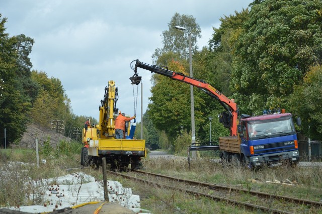 Od ponad roku trwają prace remontowe na trasie kolejowej ze nr 405 z Ustki przez Słupsk do Szczecinka. W ramach inwestycji przebudowane zostanie blisko 90 km linii kolejowej do granicy województwa pomorskiego. Wymienione zostanie torowisko, wzmocnione podtorze, przebudowane będą 53 przejazdy kolejowe, 8 wiaduktów oraz 4 mosty. Odnowionych zostanie także 26 peronów - obiekty zyskają nowe oświetlenie, wiaty ochronne oraz elementy małej architektury. Roboty trwają m.in. na stacji kolejowej w Kępicach, gdzie wymieniane są torowiska oraz budowane perony. Powstanie również przejście dla pieszych pod torami. Wykonywane są również prace z zakresu infrastruktury telekomunikacyjnej, elektroenergetycznej, sanitarnej oraz sterowania ruchem kolejowym. Po zakończonej modernizacji pociągi pasażerskie przyspieszą na trasie do 100 km/h, a towarowe do 80 km/h. Przebudowa potrwa do końca 2020 r. Wartość tego przedsięwzięcia sięga blisko 250 mln złotych, z czego blisko 85 procent to unijne dofinansowanie.