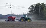 Dawne obyczaje są żywe na wsi. Rolnicy ciągle sieją z Bogiem 