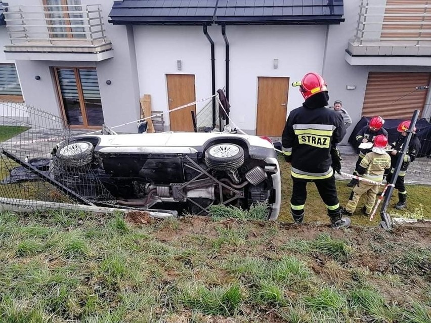 Węgrzce. Śmiertelny wypadek w gminie Zielonki. Kierowca zasłabł za kierownicą, zjechał z drogi i uderzył w ogrodzenie