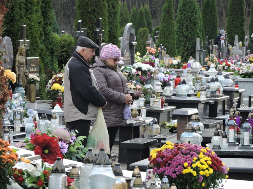 W Zaduszki wiele osób odwiedzało cmentarz komunalny w...