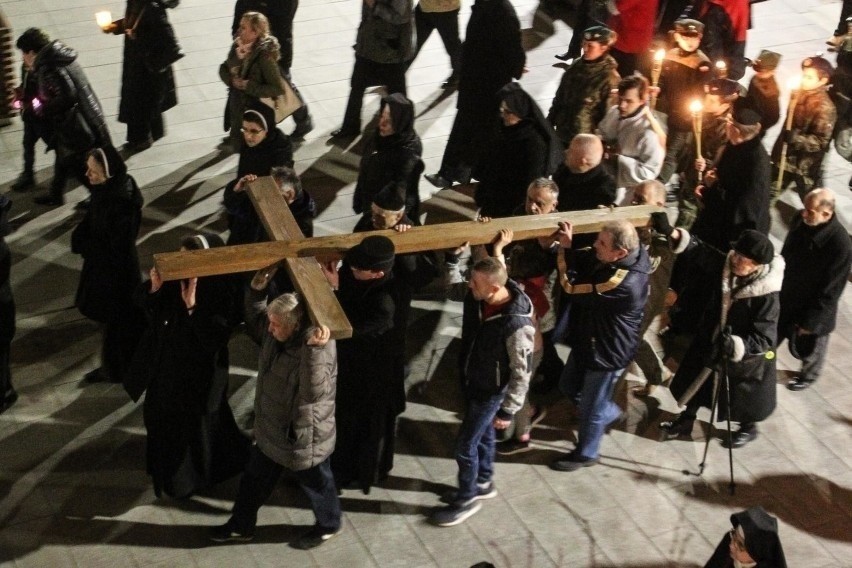 Tak wygląda wspólnie niesienie krzyża podczas procesji Drogi...