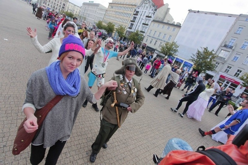 Teatr Strefa Ciszy świętował na placu Wolności swój...