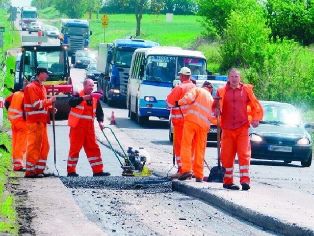 Drogowcy naprawiali wczoraj m.in. wylotowy odcinek ulicy Szosa Zambrowska. Przez najbliższe dwa tygodnie utrudnienia i ruch wahadłowy czekają kierowców na ul. Wojska Polskiego i ul. Zjazd.