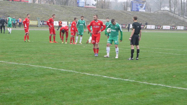 Z piłką Jakub Cieciura, strzelec drugiego gola z rzutu karnego dla Radomiaka w meczu z Lechią w Tomaszowie Mazowieckim.
