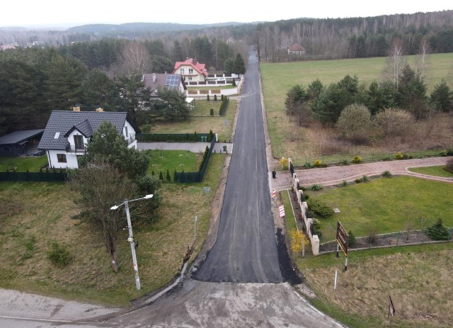 Kończy się przebudowa drogi gminnej w Borkowie koło Daleszyc.