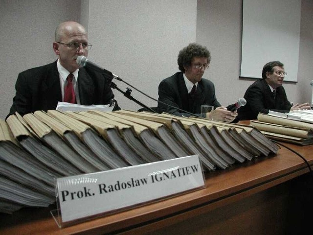 Prokurator Radosław Ignatiew, prowadzący sprawę mordu w Jedwabnem ogłasza wyniki śledztwa prowadzonego przez Istytut Pamięci Narodowej