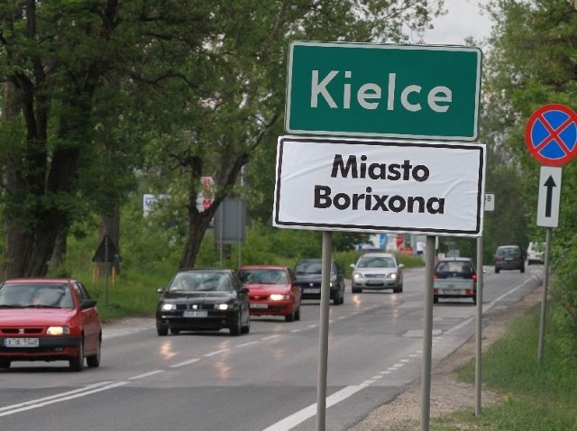 Przy wszystkich drogach wjazdowych do Kielc znaki D-42 oznaczające obszar zabudowany zaklejono w taki oto sposób.