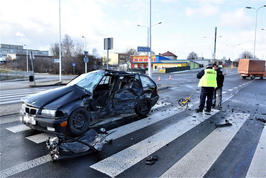 Poważny wypadek na ul. Do Dysa. Kierowca BMW w szpitalu, są utrudnienia