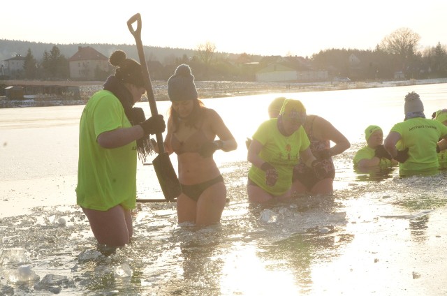 Morsy ze stowarzyszenia Aktywny Ćmińsk w niedzielę, 12  lutych zażywały kąpieli w zalewie Umer. Wcześniej konieczne było użycie sprzętu do wyrąbania przerębla. zobacz kolejne zdjęcia