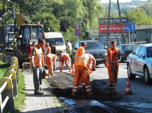 Prace przy łataniu dróg prowadzi na zlecenie MPGKiM firma BIK-PROJEKT. Fragmenty jezdni są wycinane i uzupełniane masą bitumiczną. Na zdj. remont ulicy Zjazd spowodował spore korki w mieście.