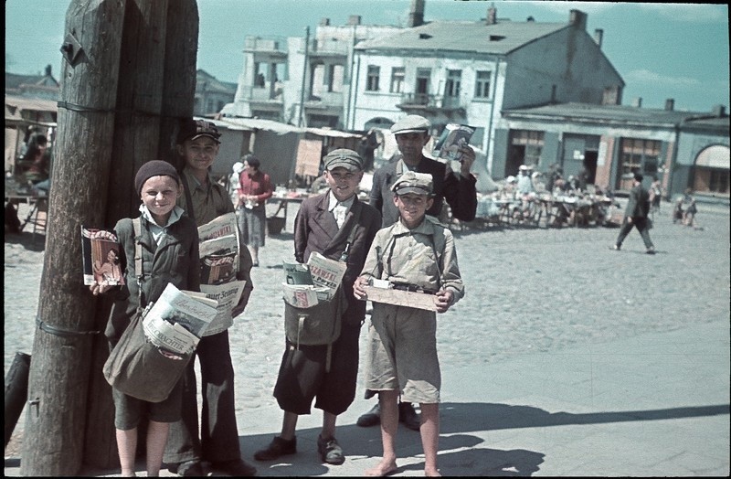 Sochaczew, młodzi sprzedawcy gazet, czerwiec 1940 r.