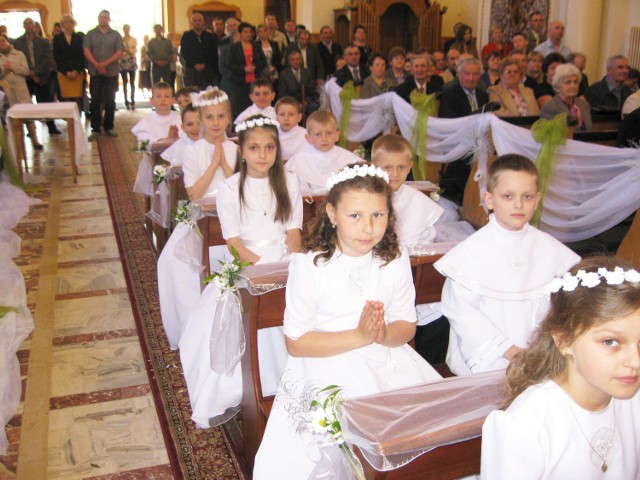 Radosny wygląd rozmodlonych dzieci podczas uroczystości w kościele sanktuarium w Kałkowie