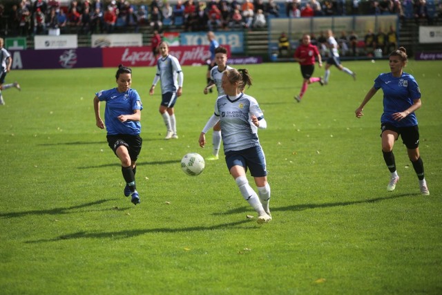 04.10.2020. Ekstraliga piłki nożnej kobiet: Czarni Sosnowiec - AZS UJ Kraków 6:1.  Zobacz kolejne zdjęcia. Przesuwaj zdjęcia w prawo - naciśnij strzałkę lub przycisk NASTĘPNE