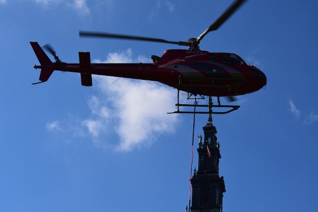 Helikopter krąży nad Jasną Górą. chcą zdjąć krzyż z samego szczytu