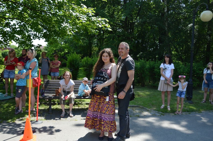 Ochrona środowiska. W Skawinie przybywa zieleni. W Parku Miejskim laureaci konkursów plastycznego i literackiego zasadzili 20 drzew. 