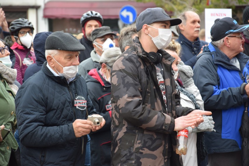 Blisko pół tysiąca osób protestowało w Kędzierzynie-Koźlu. Mieszkańcy sprzeciwiali się emisji benzenu do atmosfery [WIDEO, ZDJĘCIA]