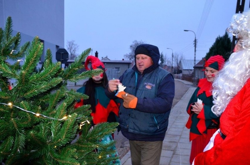 Goniądz. Mieszkańców odwiedził św. Mikołaj i mobilna choinka na życzenia (zdjęcia)