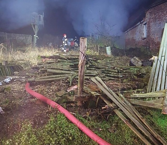 W czwartek, 19 grudnia, strażacy OSP Zabór ruszyli do walki z pożarem baraku mieszkalnego w miejscowości Dąbrowa. Kiedy gasili pożar okazało się, ze w środku jest butla z gazem.Pożar wybuchł około godz. 20.40. Na miejsce pożaru do miejscowości Dąbrowa ruszyli druhowie OSP Zabór. Palił się barak z funkcją mieszkalną. Do pomocy wyjechała też jednostka OSP Stary Kisielin. Na miejsce dotarła także zawodowa straż pożarna z Zielonej Góry. Jak informuje OSP Zabór podczas gaszenia okazało się, że w baraku jest butla z gazem, która w każdej chwili mogła eksplodować. Strażacy pożar opanowali i na szczęście nikomu nic się nie stało.WIDEO: Bezdomni umierają z zimna w pustostanach i altanach ogrodowych. Każdy może im pomóc! 