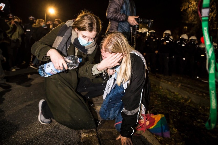 Warszawa: Nocny protest kobiet przeciwko zakazowi aborcji [ZDJĘCIA] Dom Jarosława Kaczyńskiego otoczony, policja użyła gazu łzawiącego