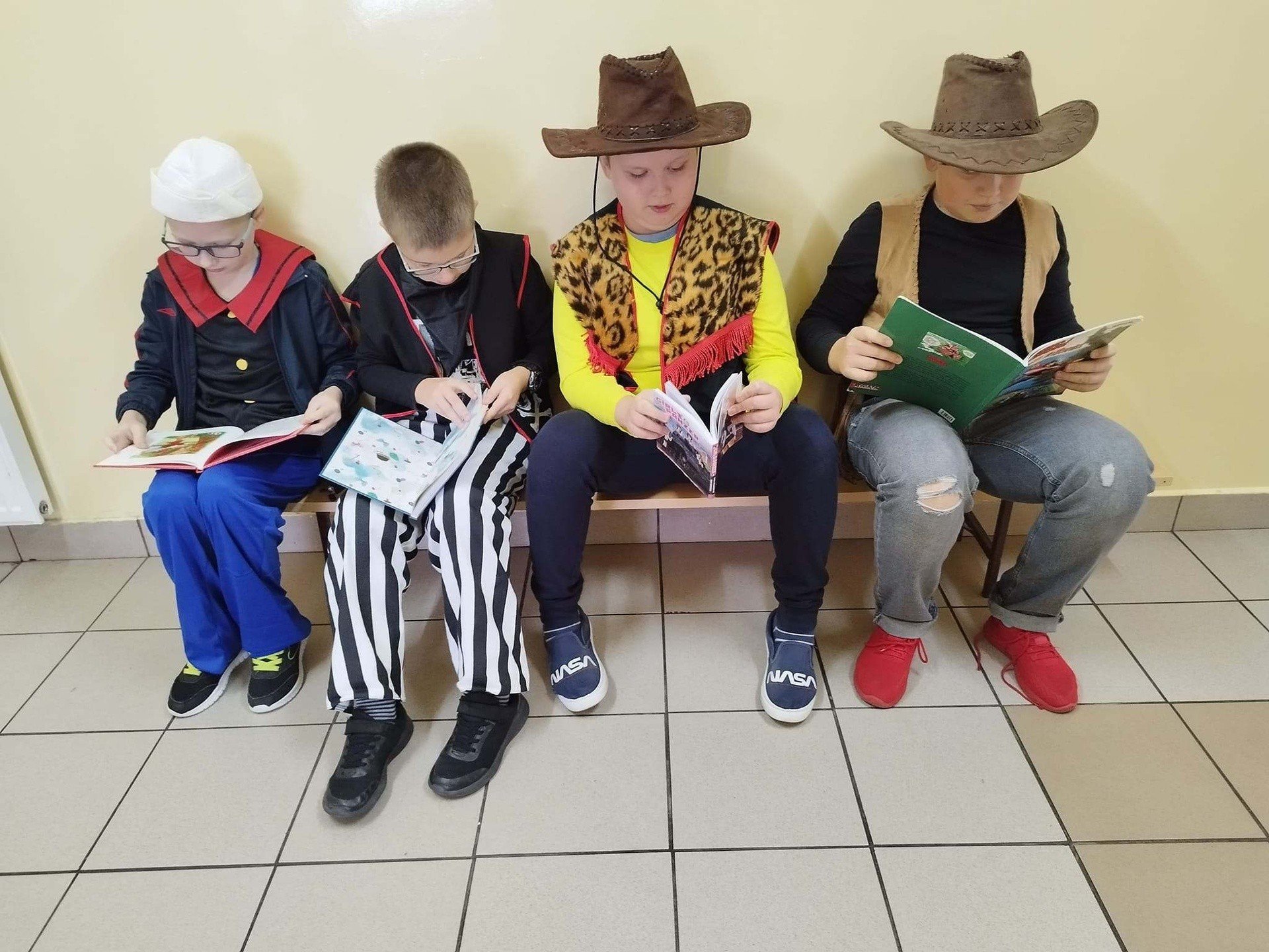 Dzień Postaci z Bajek i akcja czytania w szkole w Adamowie | Echo Dnia