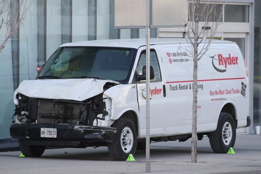 Kanada: Zamach w Toronto z udziałem furgonetki. Kierowca tego samochodu wjechał w ludzi. Są ofiary śmiertelne [ZDJĘCIA] [WIDEO]