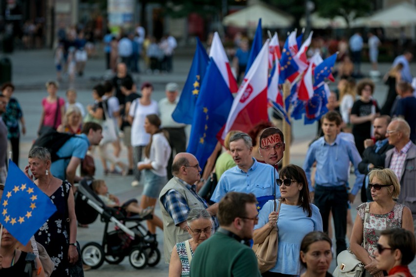 Kraków. Manifestacja KOD na Rynku Głównym w obronie...