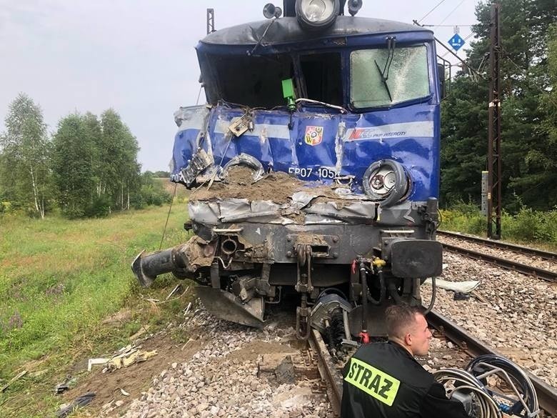 Tragedia na przejeździe kolejowym. Ciężarówka wjechała pod pociąg do Wrocławia