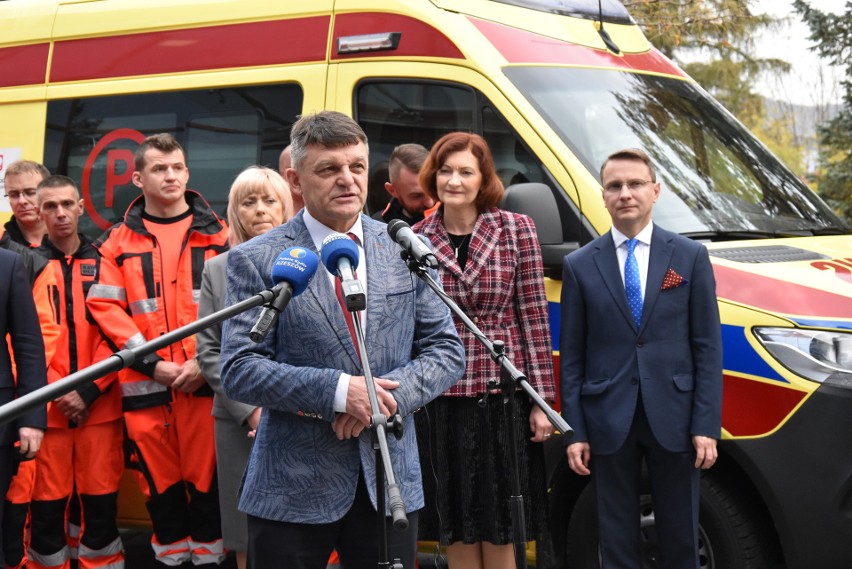 Nowe ambulanse dla Bieszczadzkiego Pogotowia Ratunkowego. Jeden trafi w Bieszczady [ZDJĘCIA]