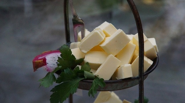 Masło to nadal jeden z najpopularniejszych tłuszczy używanych w polskiej kuchni. To nic innego jak tłuszcz jadalny pochodzenia naturalnego, który wytwarzany jest ze śmietany mleka krowiego. Zobaczcie, co dzieje się z organizmem gdy spożywamy masło.Szczegóły na kolejnych zdjęciach >>> 