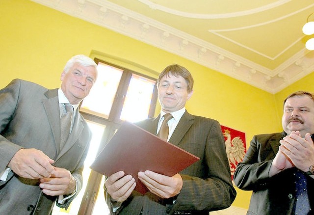 Podpisali - marszałek Jan Kozłowski, wójt Zbigniew Szczepański i starosta Stanisław Skaja