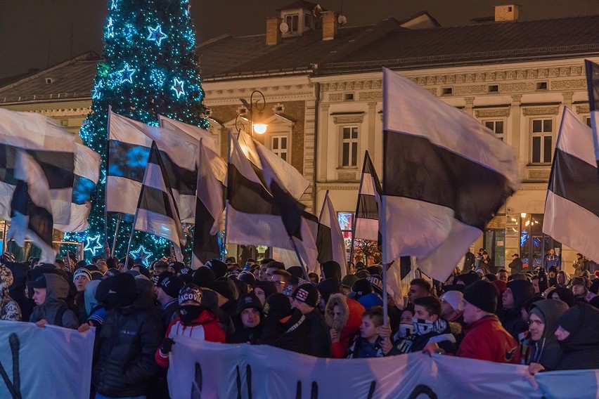 Kibice Sandecji Nowy Sącz chcą nowoczesnego stadionu i manifestowali przed sądeckim ratuszem [ZDJĘCIA, WIDEO]