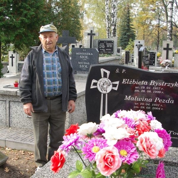 Tadeusz Pezda z Tarnobrzega jakiś czas temu padł ofiarą cmentarnych złodziei.