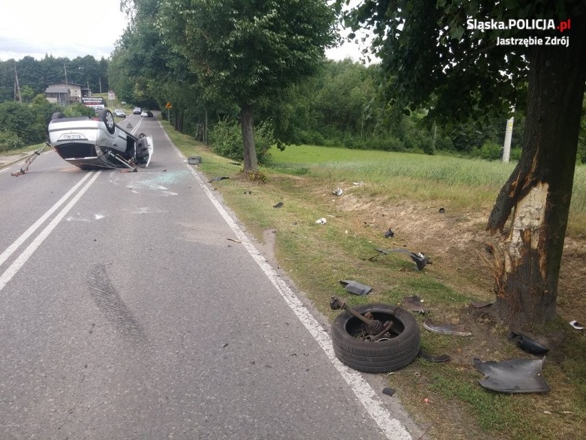 Kierowca dachował, bo do samochodu wleciał mu szerszeń