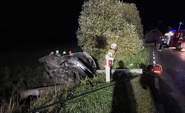 Poważny wypadek w Wielkopolsce. Samochód, którym podróżowały cztery osoby, roztrzaskał się o przydrożny słup. Są ranni.Przejdź do kolejnego zdjęcia --->