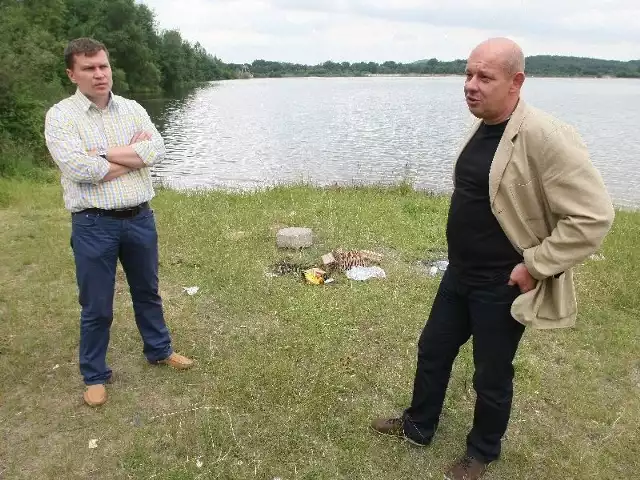 Członkowie zarządu Koła Wędkarskiego KKSM, które dzierżawi zalew w Sukowie pod zarybianie, Piotr Bąk i Waldemar Kita przestrzegają, że w niektórych miejscach zbiornik może mieć kilkanaście metrów głębokości.