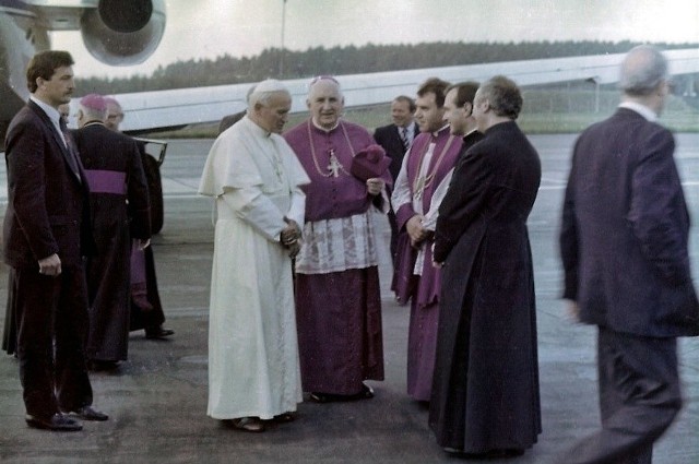 Papież na lotnisku w Gdyni &#8211; 11 czerwca 1987 roku.