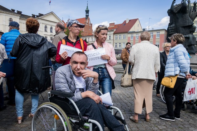 Opiekunowie niepełnosprawnych dzieci nie otrzymują jednakowego wsparcia finansowego. W gorszej sytuacji z reguły są ci, którzy pobierają emerytury i renty (zdjęcie ilustracyjne)