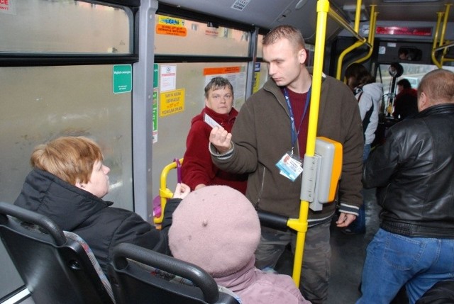 Kontrolerów w miejskich autobusach można będzie spotkać na pewno jeszcze do końca czerwca. MZK nie chce zdradzić, kto będzie się zajmował łapaniem gapowiczów od lipca.