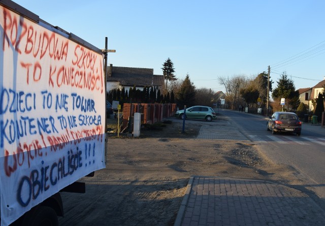 Przed budynkiem oraz wewnątrz szkoły zawisły plakaty, na których rodzice domagają się jej rozbudowy.