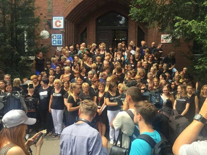 Protestujący pracownicy przed Szpitalem Klinicznym UMP im. H...